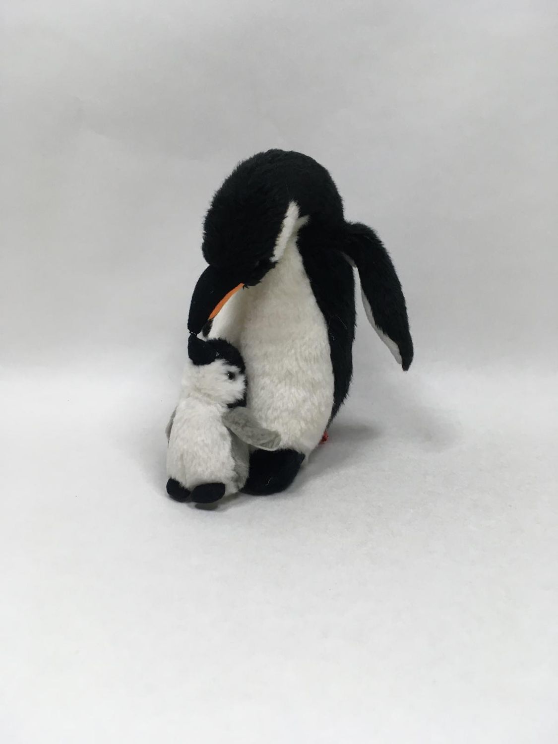 Pinguin mit Baby Stofftiergarten stehend 23 cm selten