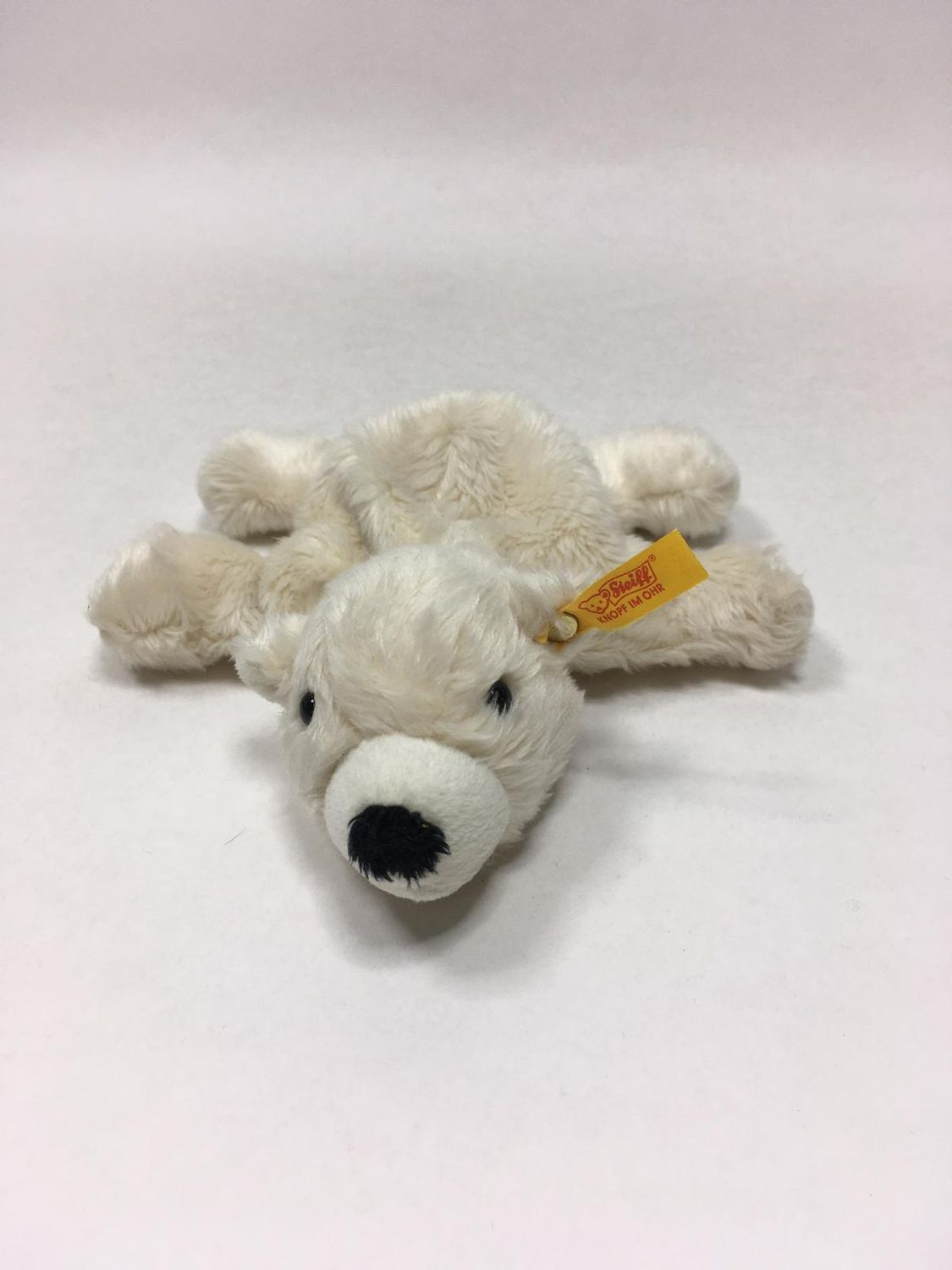 Steiff Eisbär Knut 113130 mit Knopf und Fahne liegend 16 cm Sammlerstück
