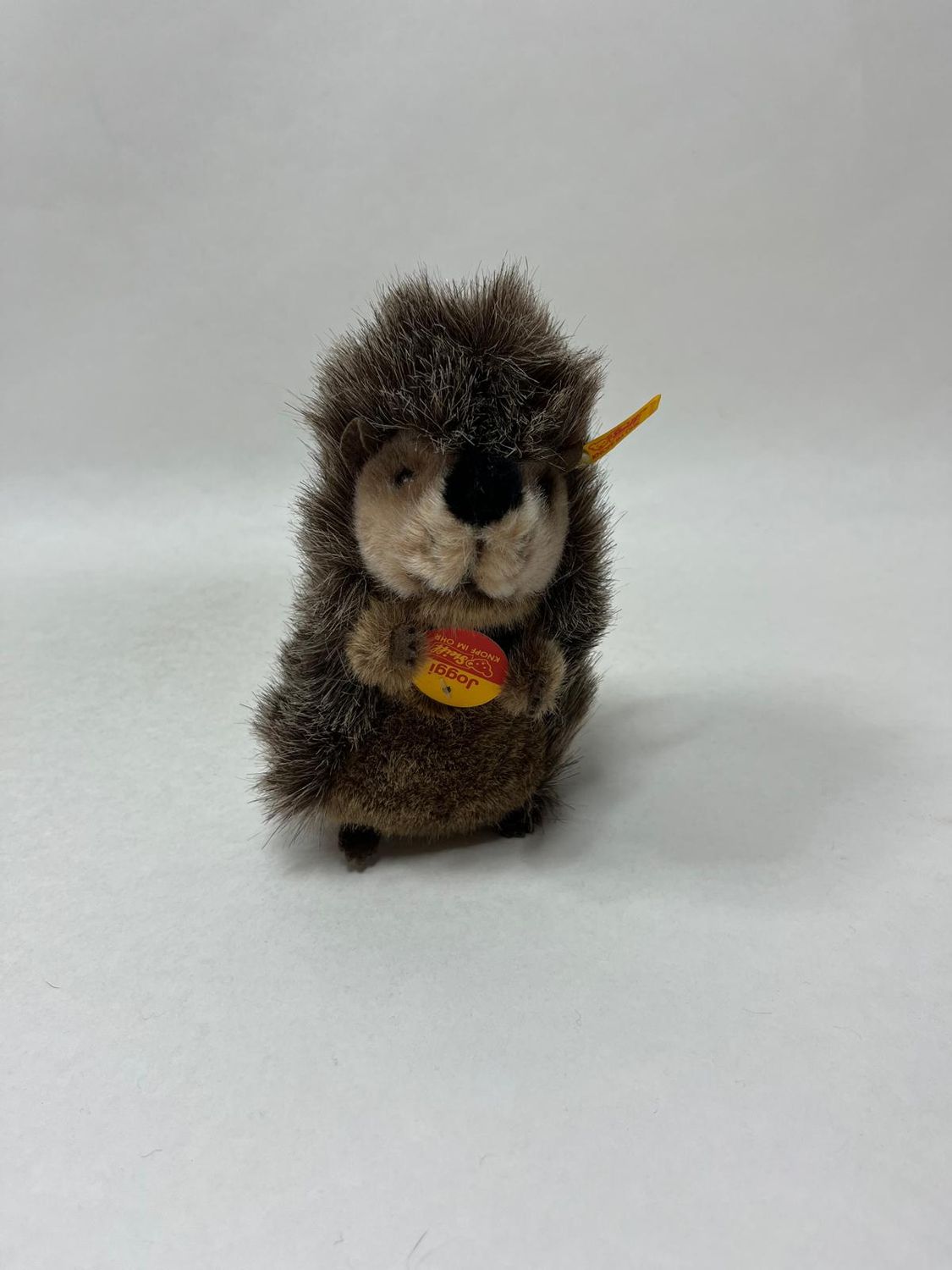 Steiff Igel Joggi 1677/15 mit Knopf, Fahne und Brustschild stehend 18 cm Neuwertig mit Etikett