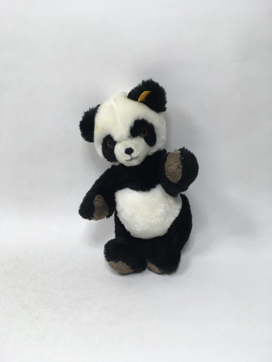 Steiff Panda Petsy 013454 mit Knopf und Fahne stehend 25 cm