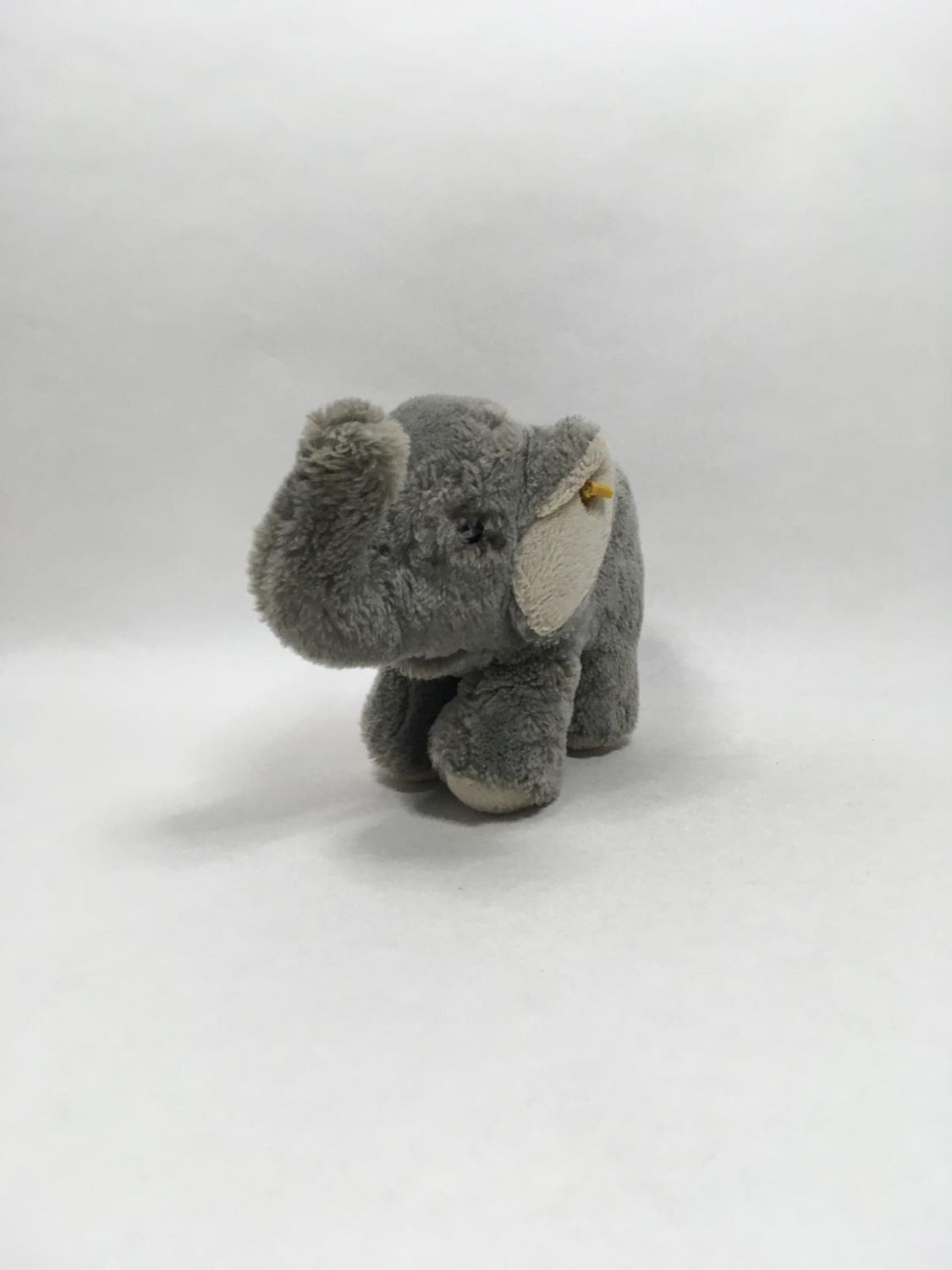 Steiff Elefant 999581 mit Knopf und Fahne stehend 30 cm Sammlerstück