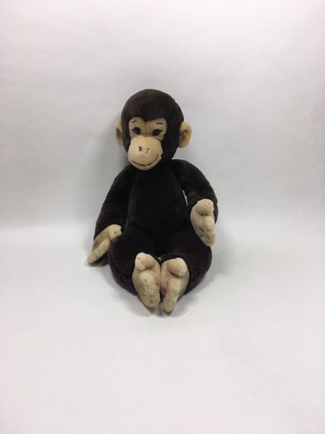 Steiff Affe Jocko Schimpanse 060212 mit Magneten in Händen und Füßen mit Knopf und Fahne stehend 55 cm Mega Sammlerstück