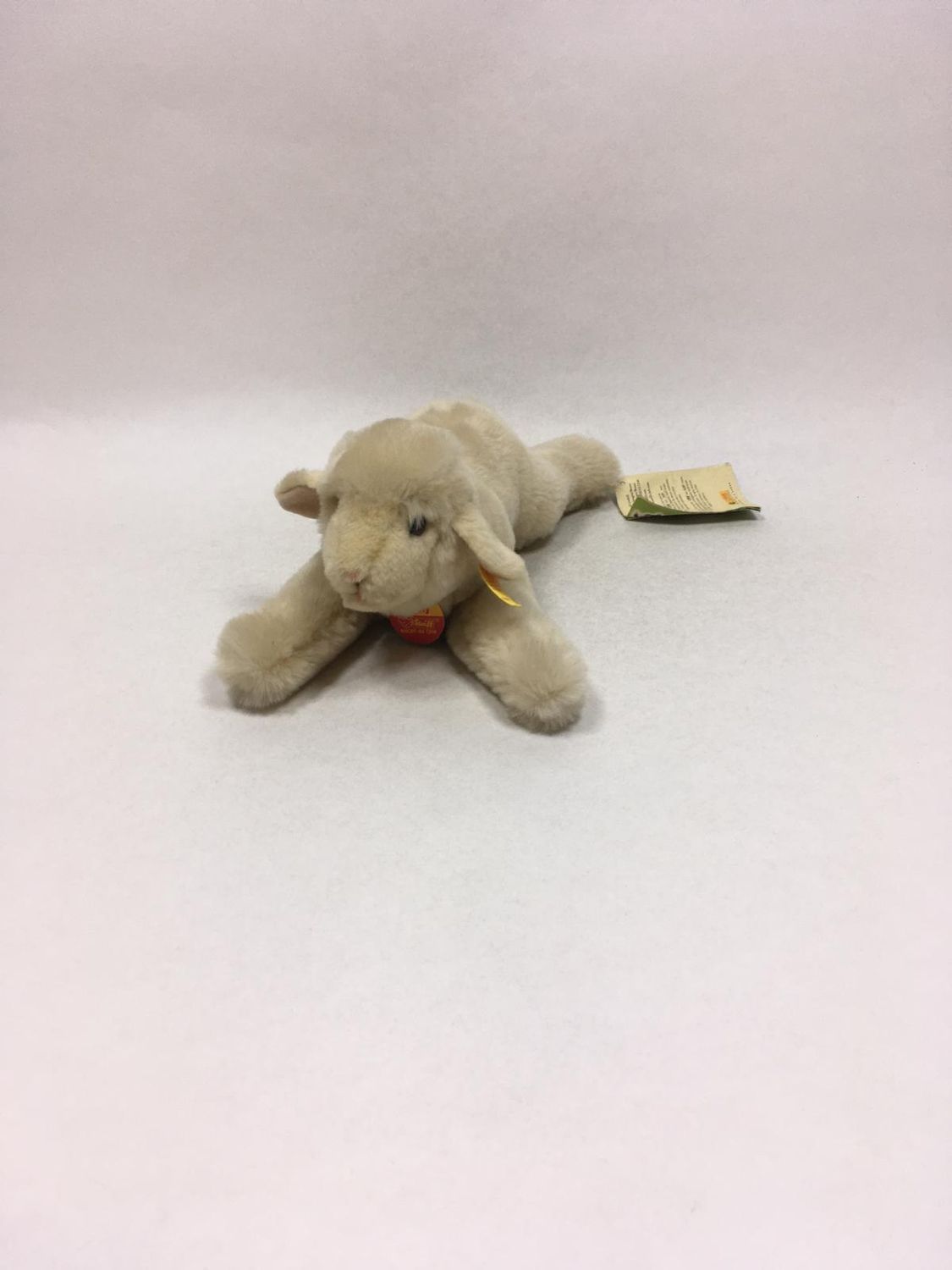 Steiff Lamm Boeky 082481 mit Knopf, Fahne und Brustschild liegend 28 cm Sammlerstück Neuwertig mit Etikett
