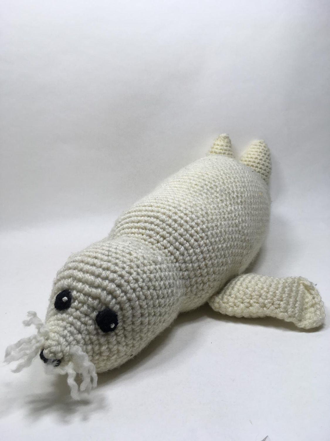 XXL Robbe Handarbeit Knuffel liegend 80 cm 0,955 kg Unikat