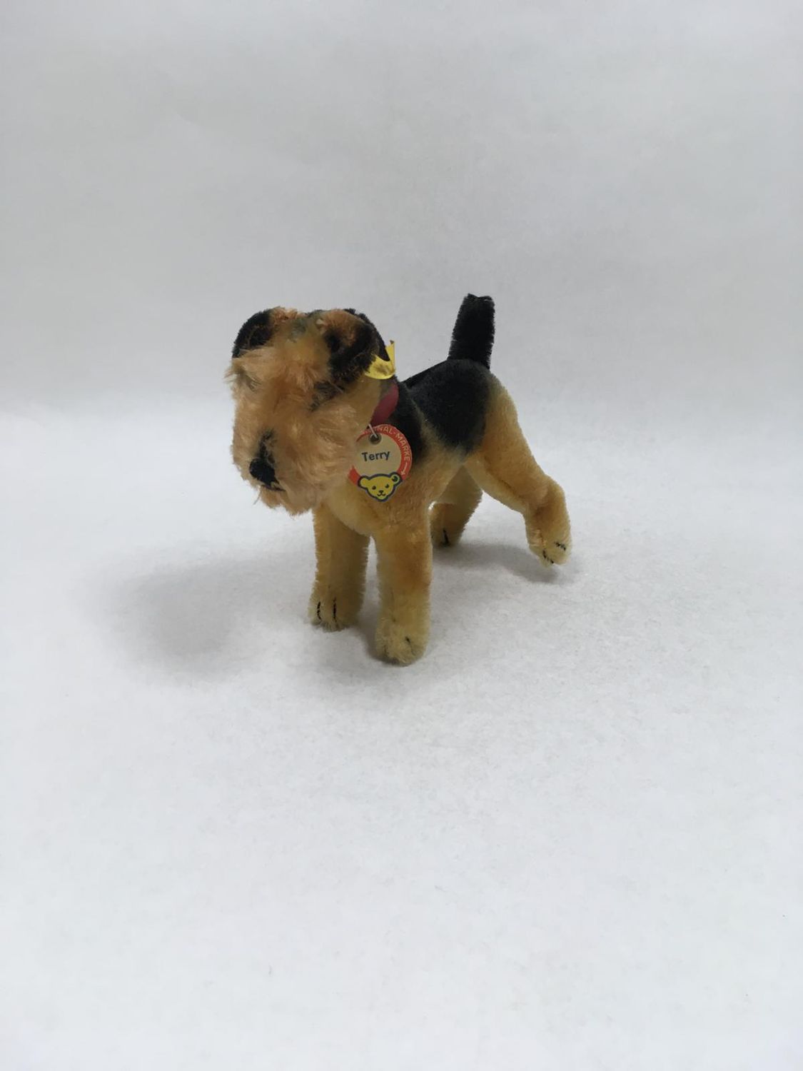 Steiff Hund Airedale Terrier Terry 1317.0 mit Knopf, Fahne und Brustschild stehend 21 cm Mega Rarität Vintage Sammlerstück