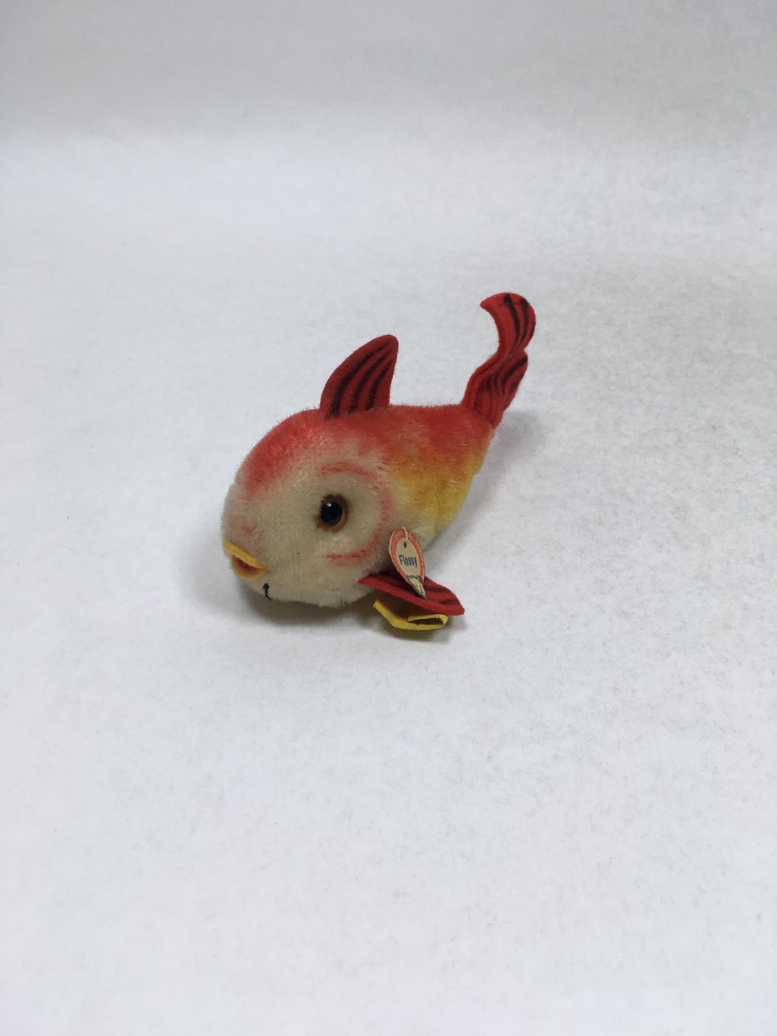 Steiff Fisch Flossy 2310.01 mit Knopf, Fahne und Brustschild liegend 13 cm Vintage Sammlerstück