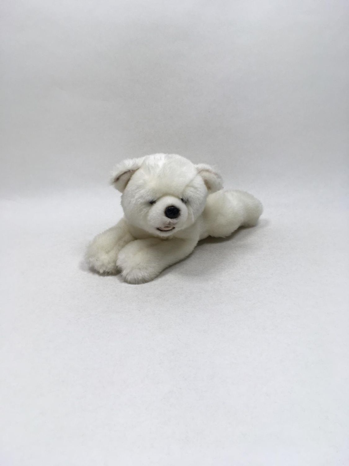 Eisbär Uni-Toys liegend 28 cm Mega Sammlerstück