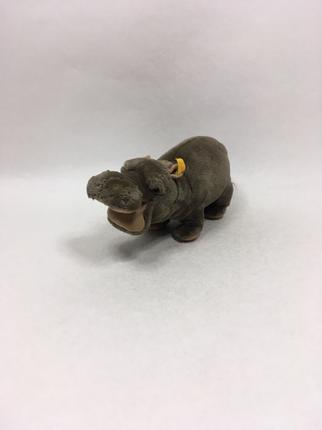 Steiff Nilpferd Mocky 063428 mit Knopf und Fahne stehend 30 cm Rarität