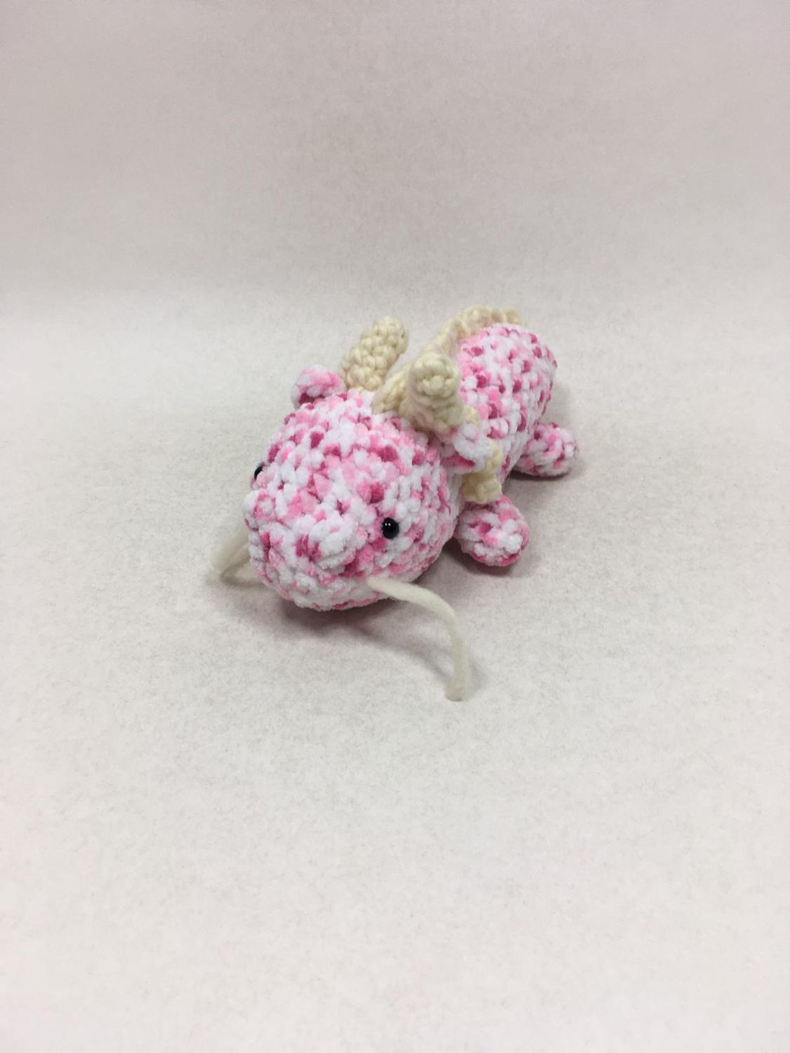 Axolotl Handarbeit Knuffel liegend 25 cm Unikat