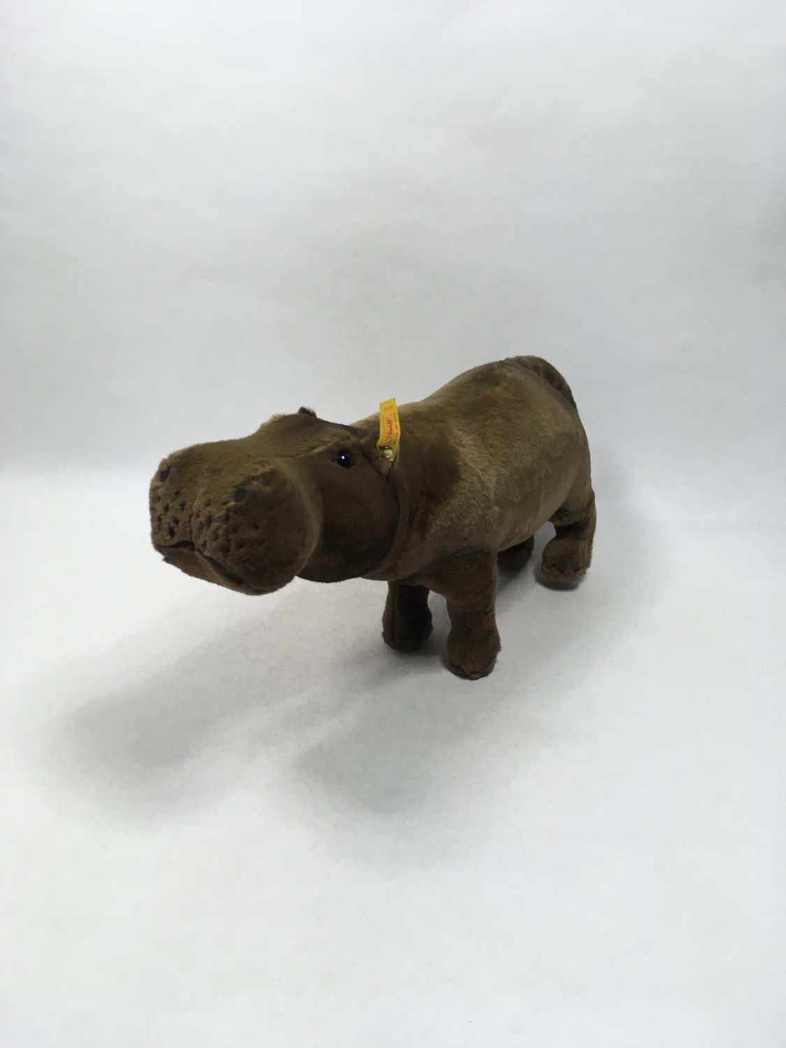 Steiff Nilpferd 063435 mit Knopf und Fahne stehend 47 cm Mega Rarität und Sammlerstück