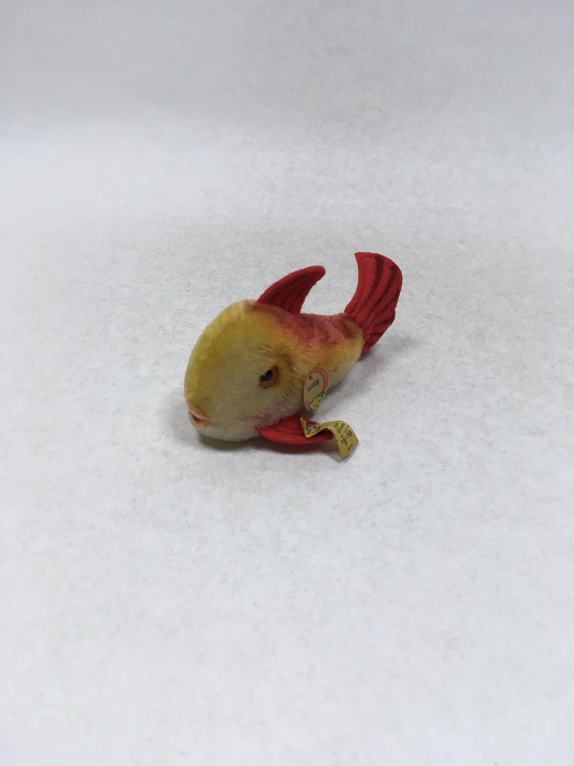 Steiff Fisch Flossy 2301/10 mit Knopf, Fahne und Brustschild liegend 10 cm Vintage Sammlerstück