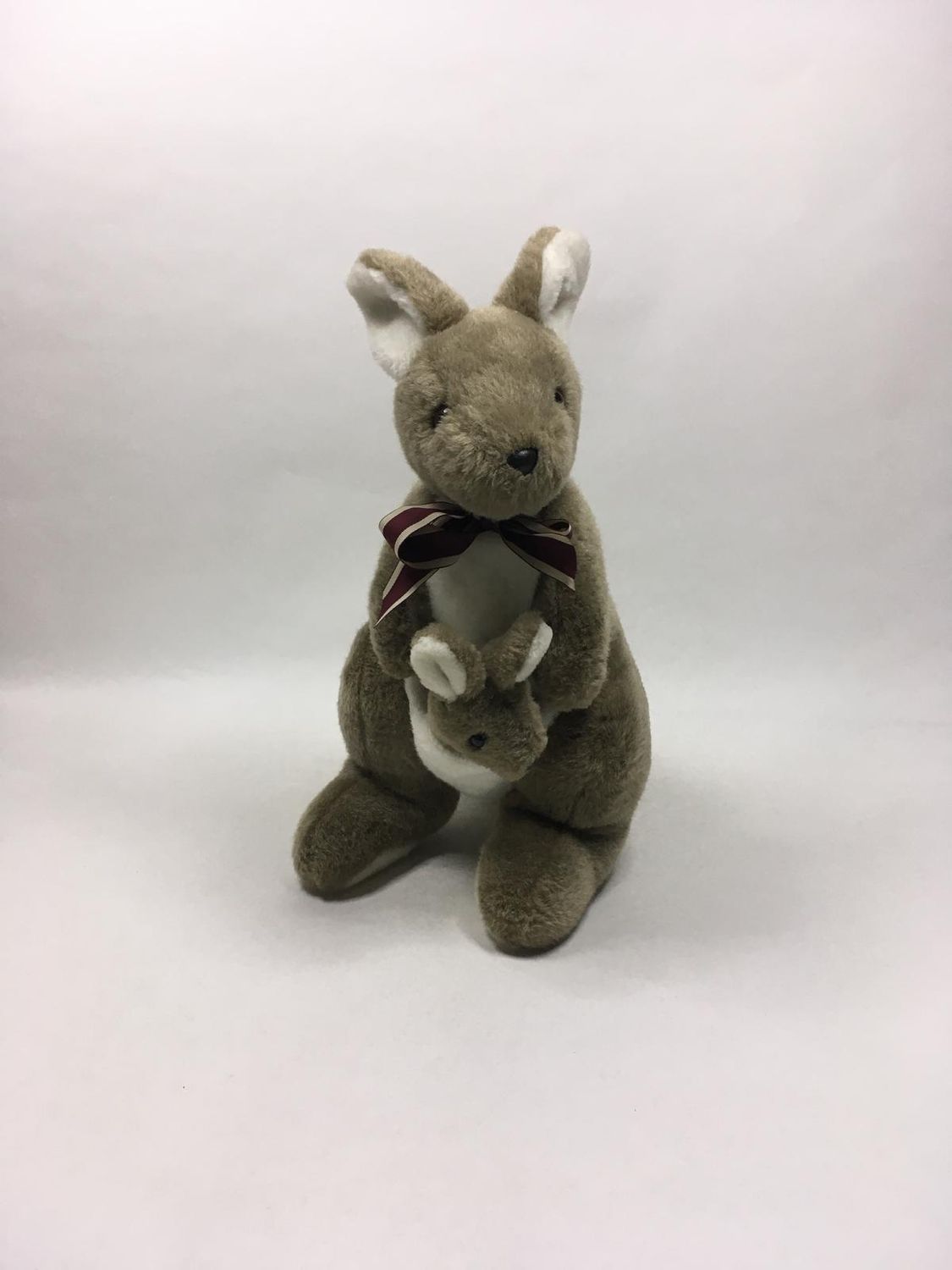 Känguru mit Baby XL Uni-Toys stehend 43 cm Sammlerstück