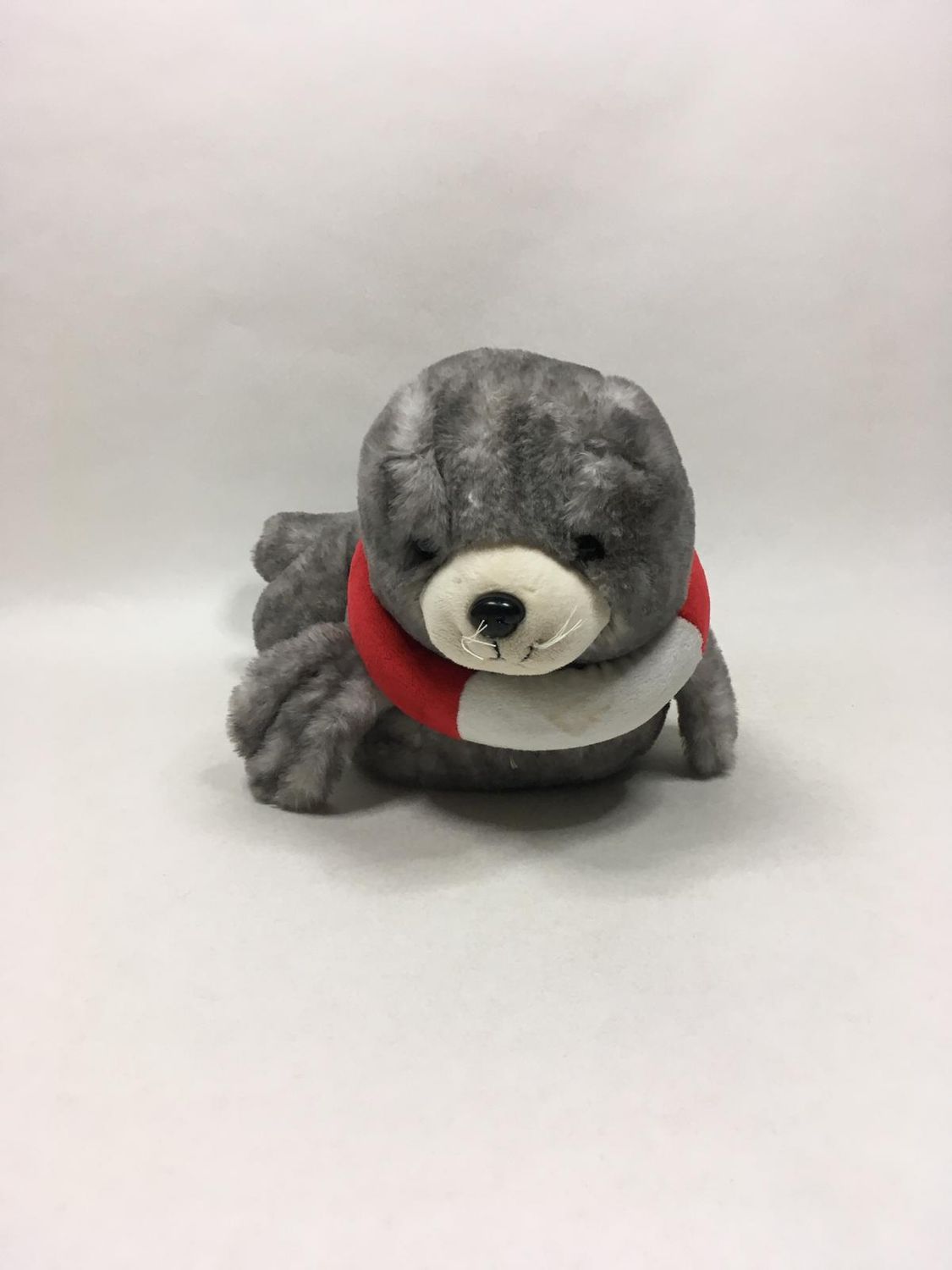 Robbe Knuffel liegend 38 cm Sammlerstück