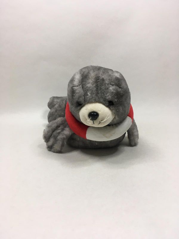 Robbe Knuffel liegend 38 cm Sammlerstück