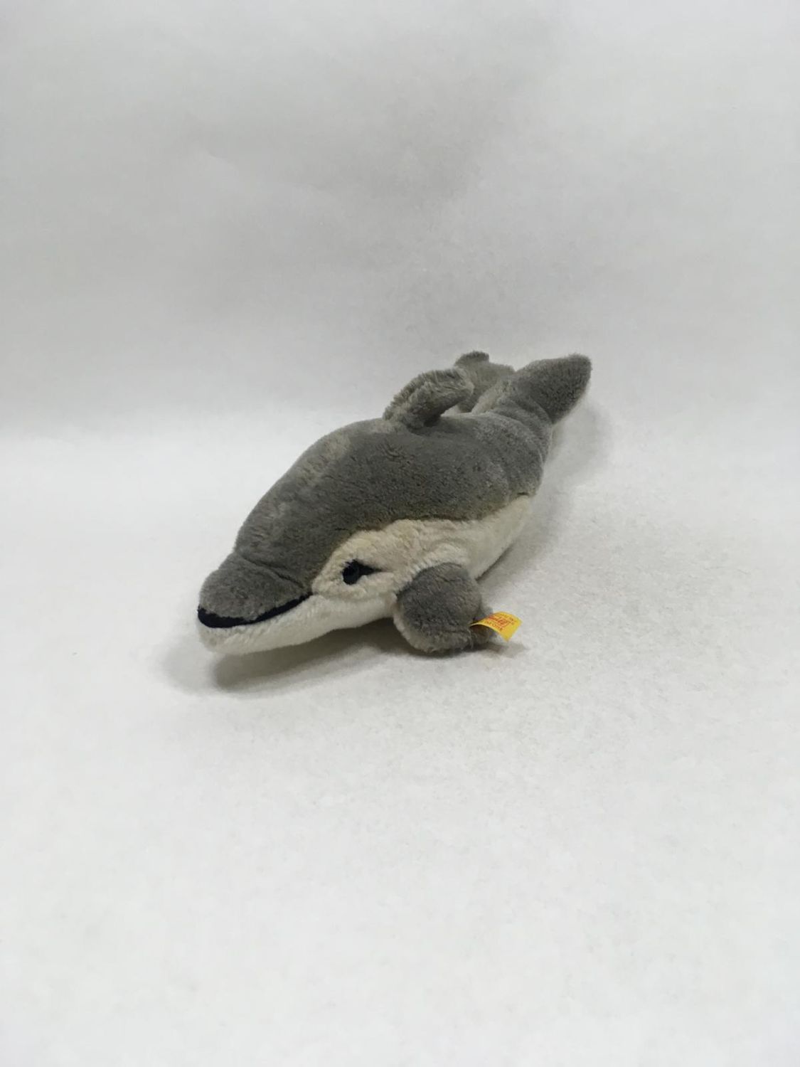 Steiff Delfin mit Knopf und Fahne ( ohne Nummer ) liegend 33 cm Sammlerstück