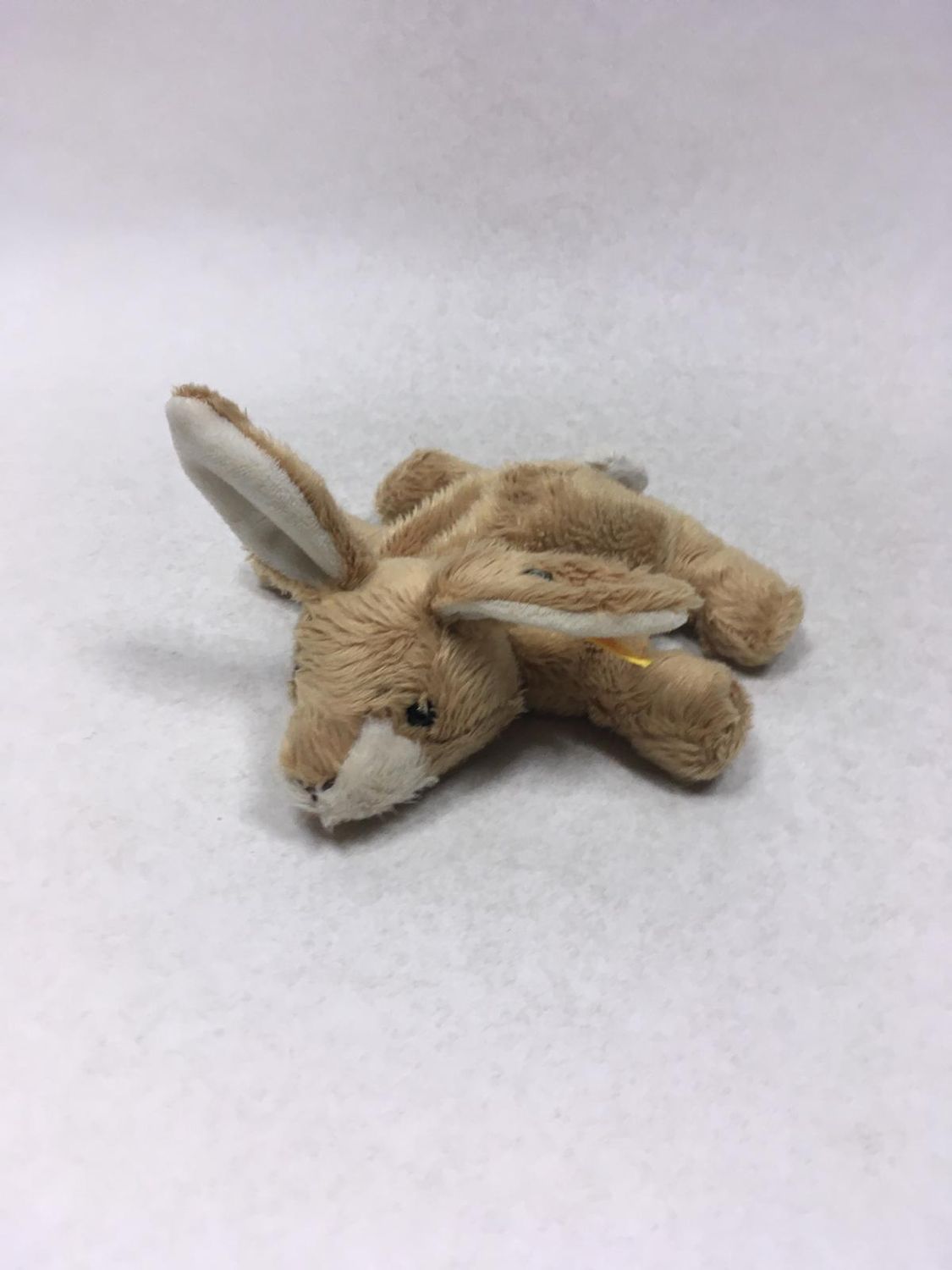Steiff Hase 110597 mit Knopf und Fahne liegend 15 cm Sammlerstück