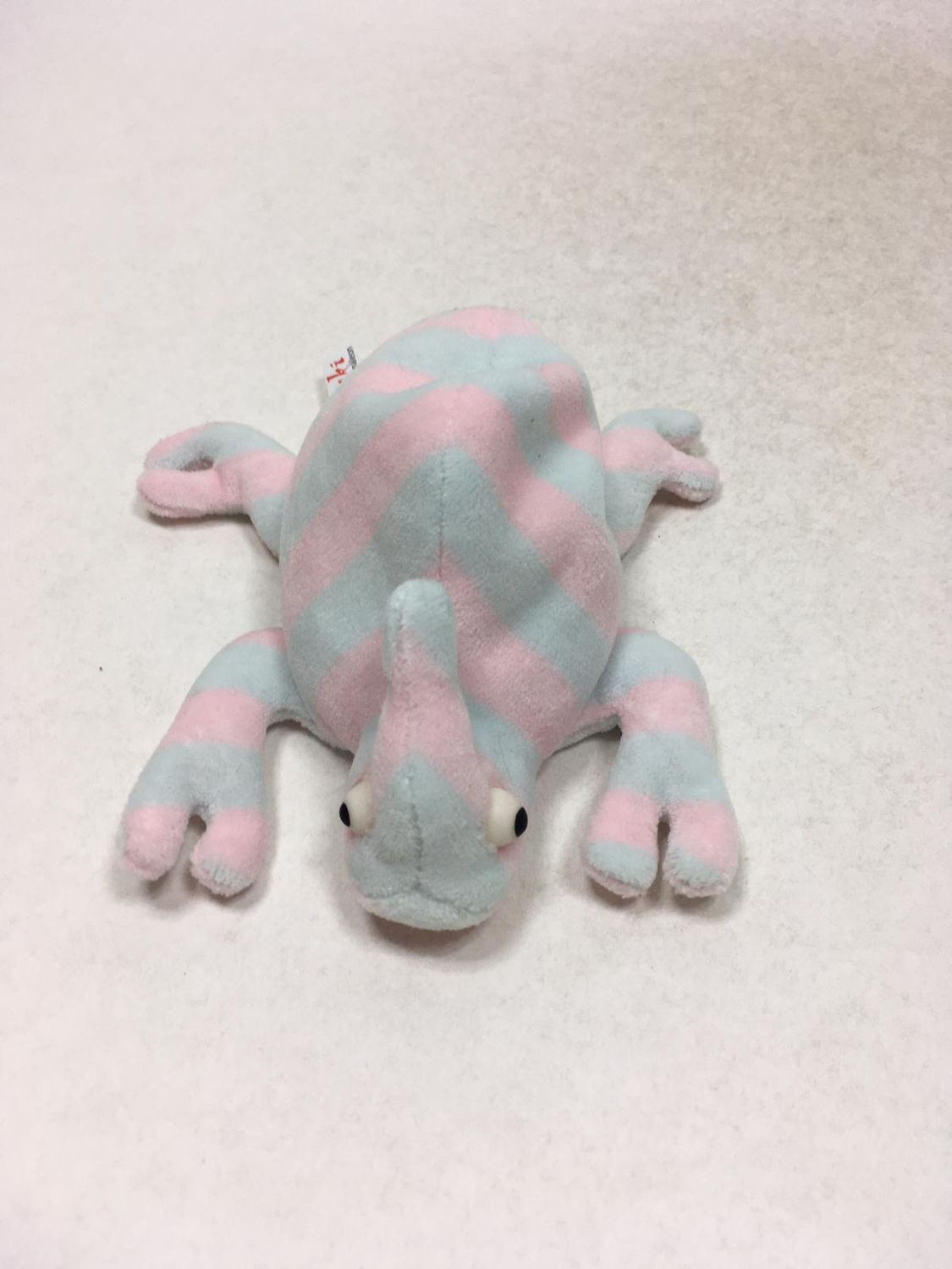 Perlsacktier Ecki das kleine Chamäleon liegend 20 cm Kult