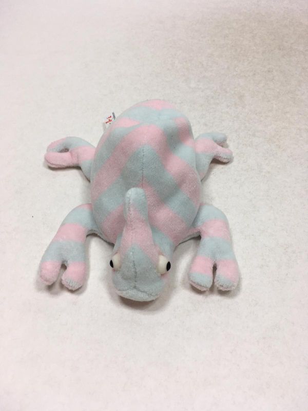 Perlsacktier Ecki das kleine Chamäleon liegend 20 cm Kult