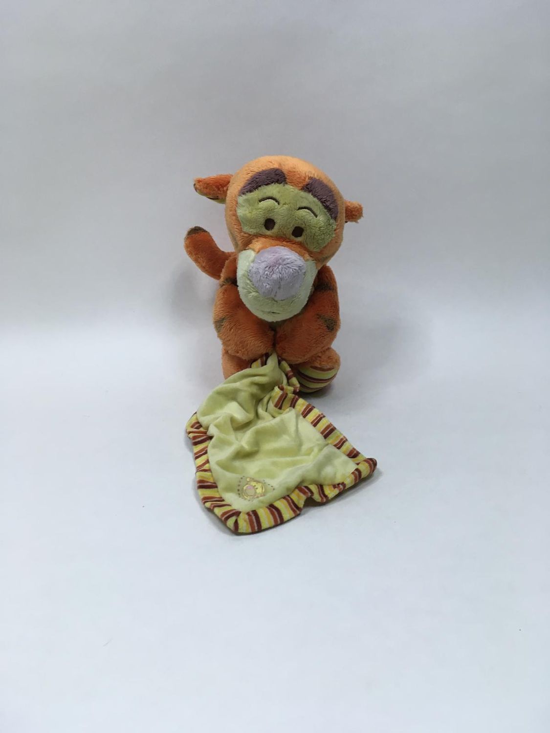 Disney Tigger mit Tuch stehend 25 cm Sammlerstück