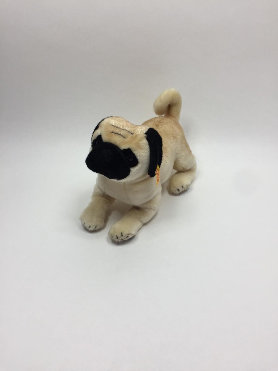 Steiff Hund Mops Mopsy 077012 mit Knopf und Fahne liegend 30 cm Rarität und Sammlerstück