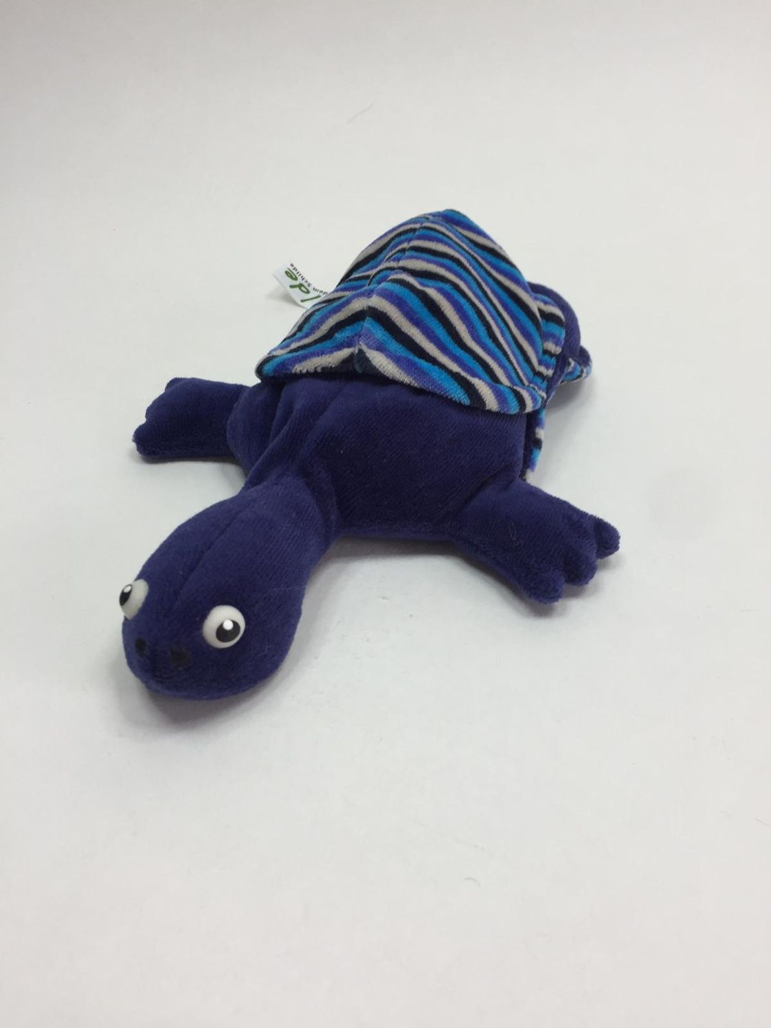 Perlsacktier Schildkröte Hilde mit dem Schilde liegend 23 cm Kult