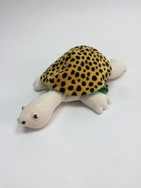 Perlsacktier Schildkröte Hilde mit dem Schilde liegend 23 cm Kult