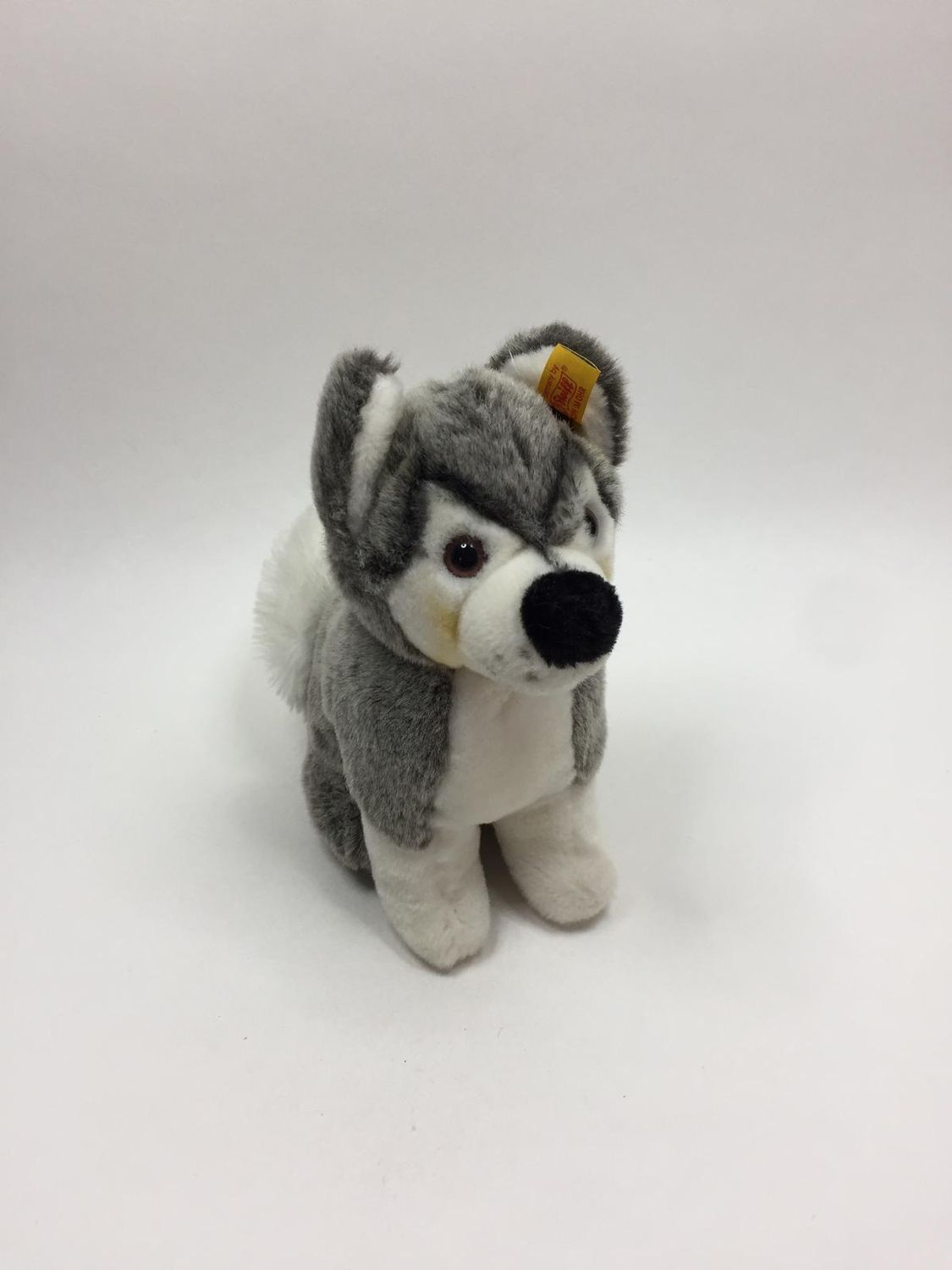 Steiff Hund Scotty 079610 mit Knopf und Fahne sitzend 25 cm Sammlerstück