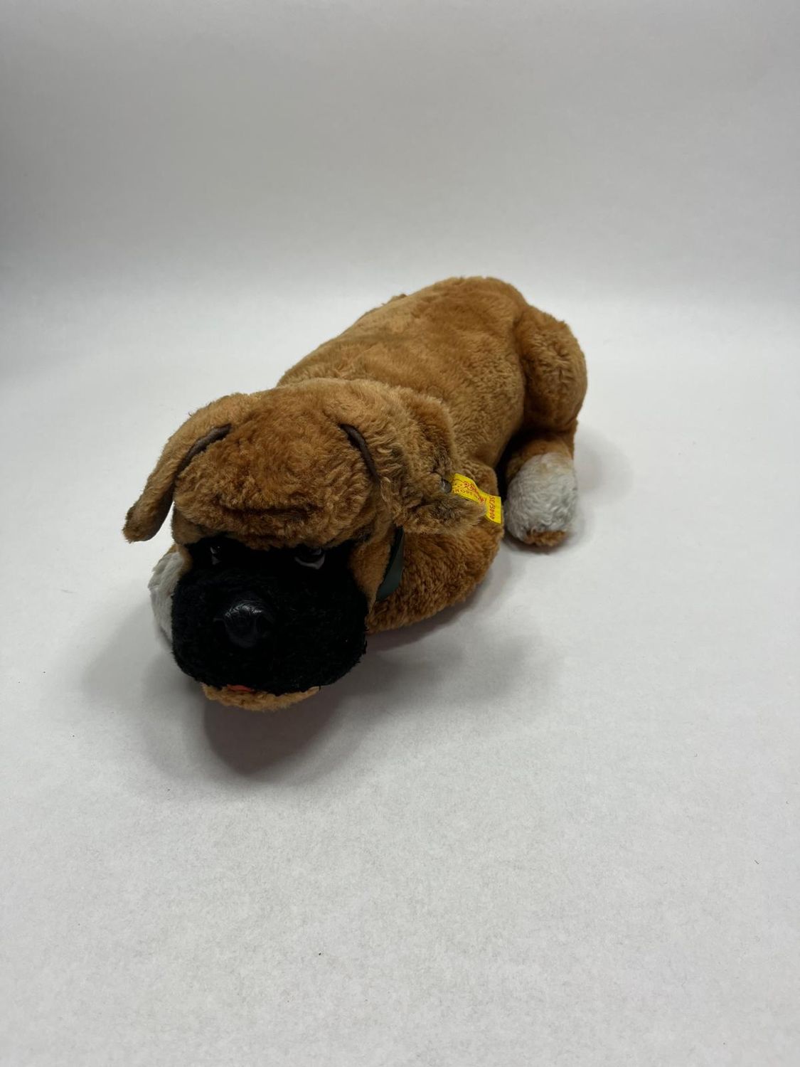Steiff Hund Jungboxer Bobby 4045/35 mit Knopf und Fahne liegend 40 cm Sammlerstück
