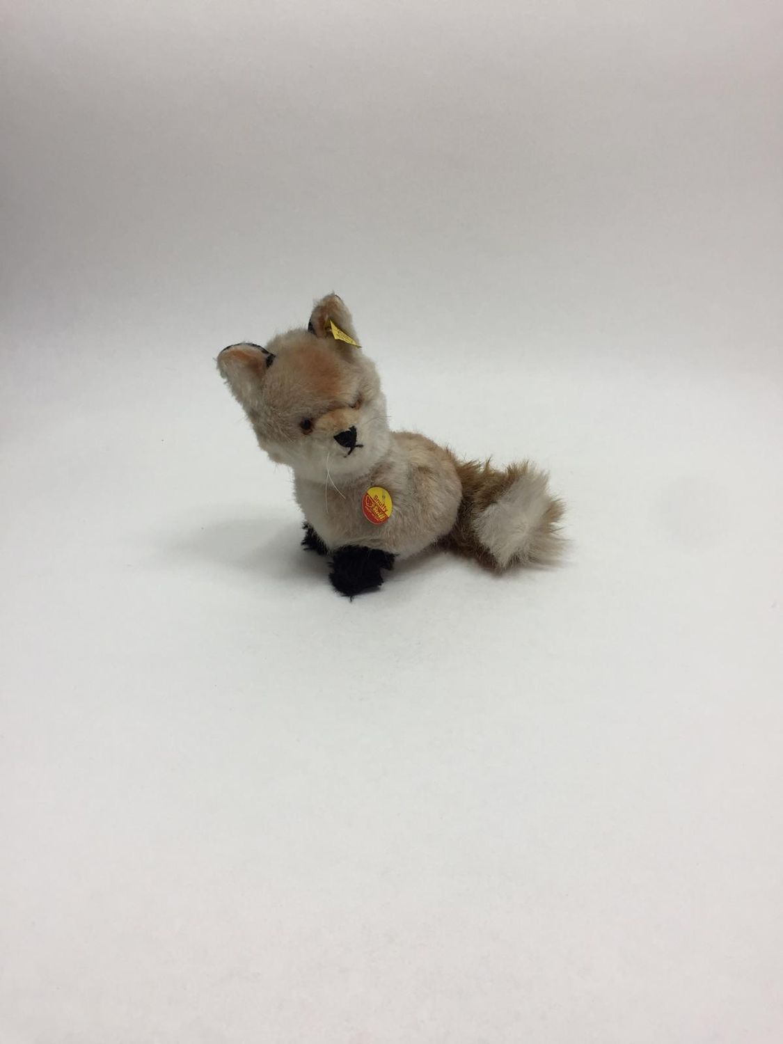 Steiff Fuchs Snuffy 3515/14 mit Knopf, Fahne und Brustschild sitzend 18 cm Sammlerstück