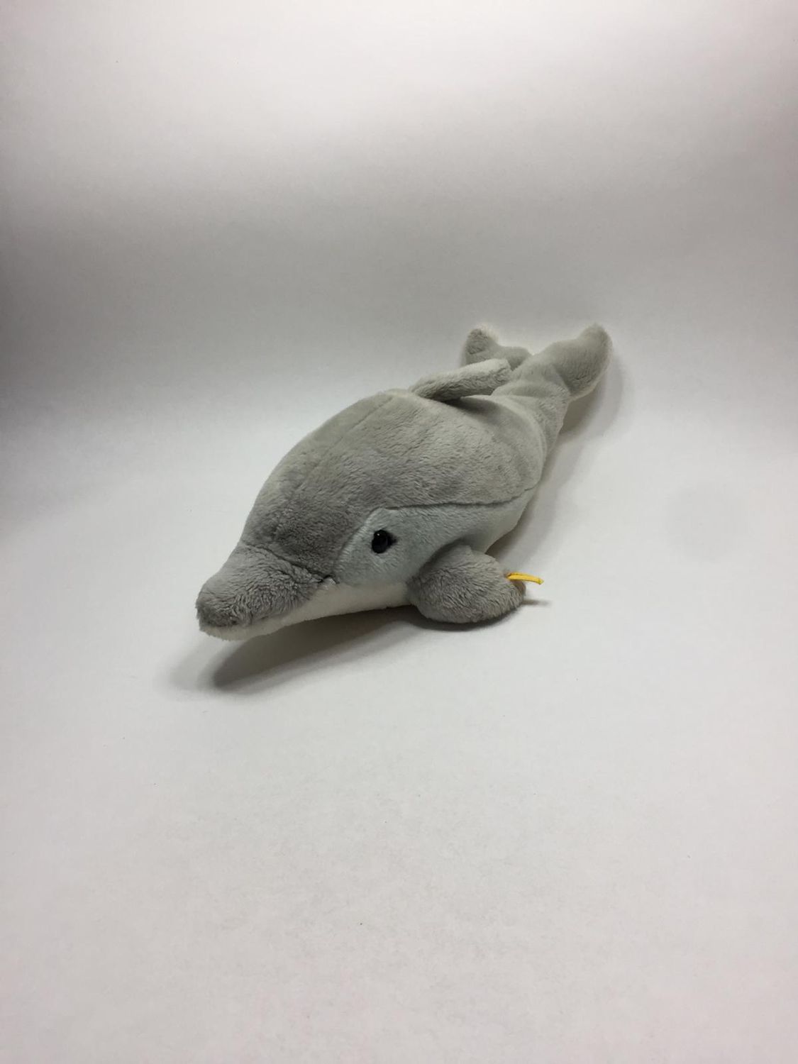 Steiff Delfin mit Knopf und Fahne ( ohne Nummer ) liegend 53 cm Sammlerstück