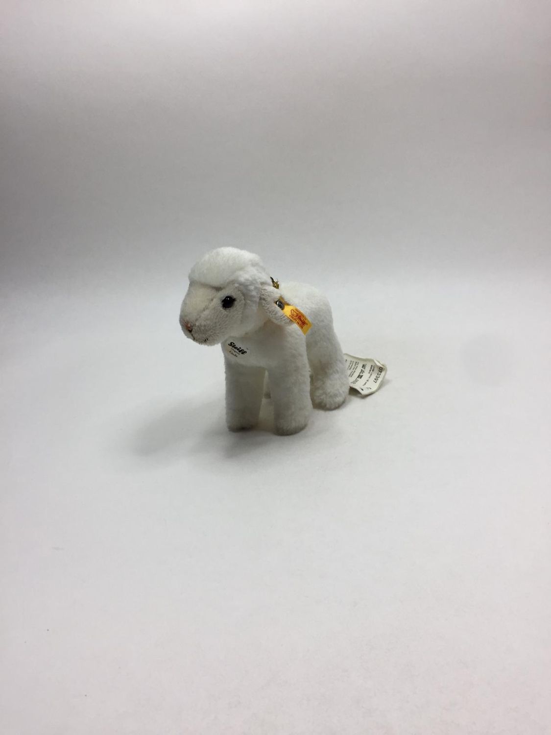 Steiff Lamm Linda 073397 mit Knopf, Fahne und Brustschild stehend 15 cm Neuwertig mit Etikett