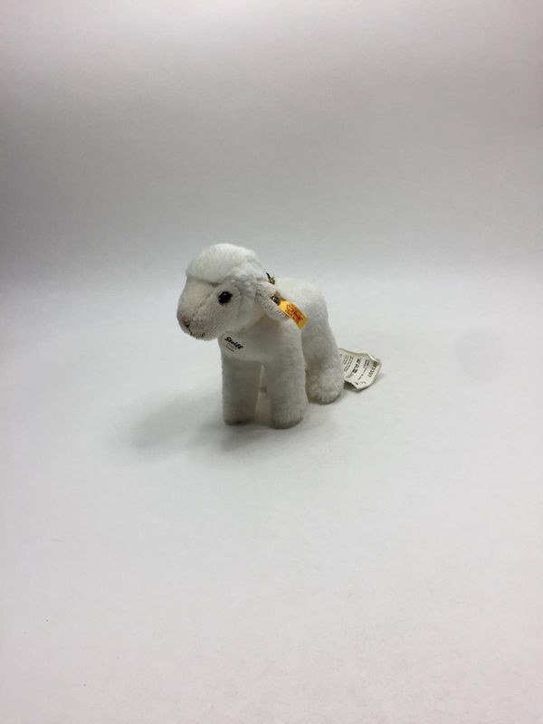 Steiff Lamm Linda 073397 mit Knopf, Fahne und Brustschild stehend 15 cm Neuwertig mit Etikett