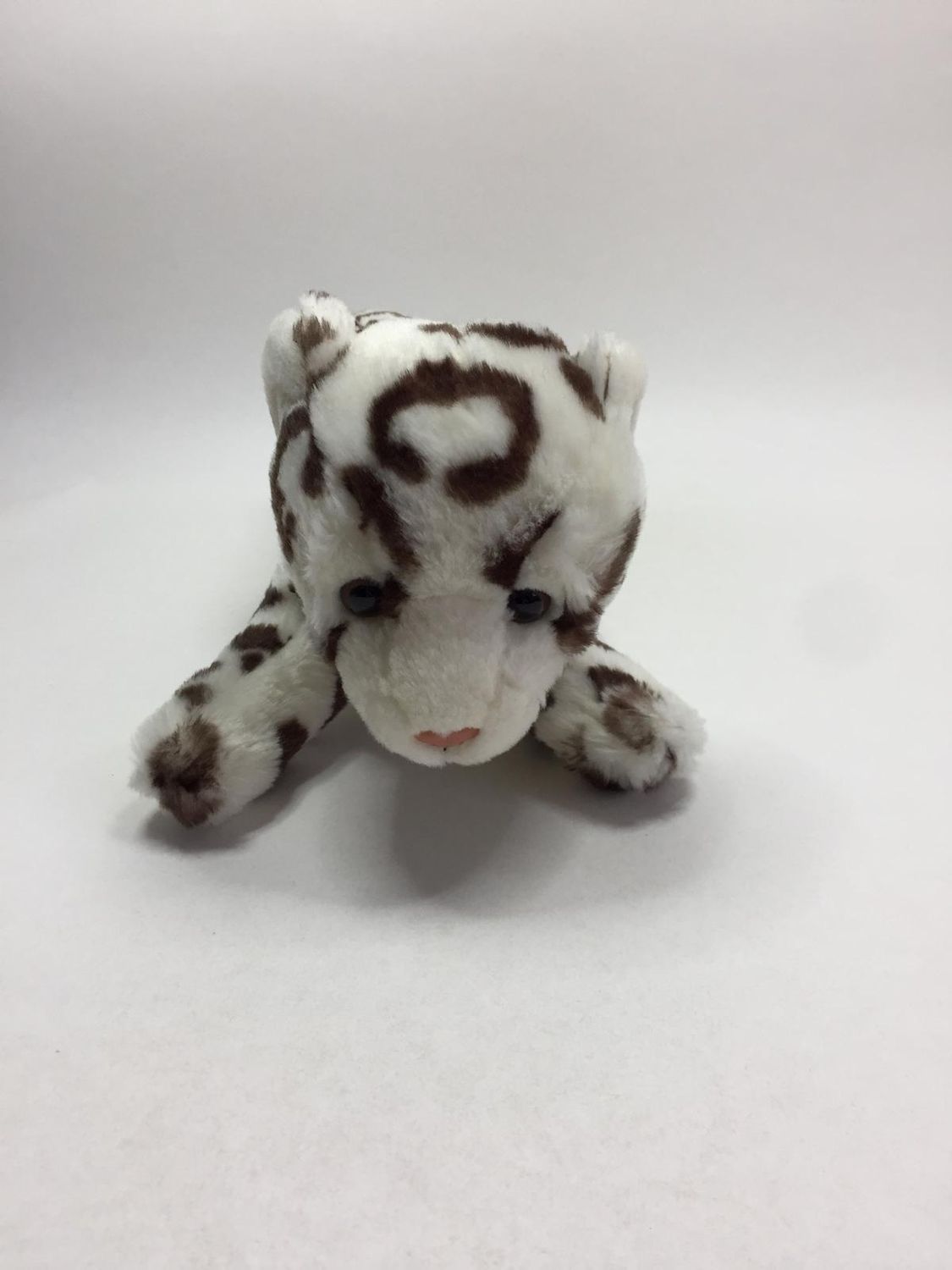 Schneeleopard Animal Alley liegend 38 cm Sammlerstück