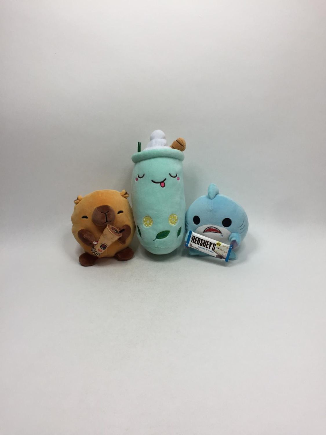 Schwein Wasserschwein Capybara Snackles Kung-Fu-Tee, Hai Snackles HERSHEY'S Cookies 'n' Creme Schokolade Zuru, Bubble Tea Zitrone stehend 23 cm Mega Sammlerstück