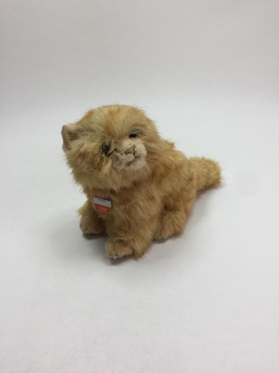Steiff Katze Whiskas 074929 mit Knopf, Fahne und Brustschild sitzend 20 cm Sammlerstück