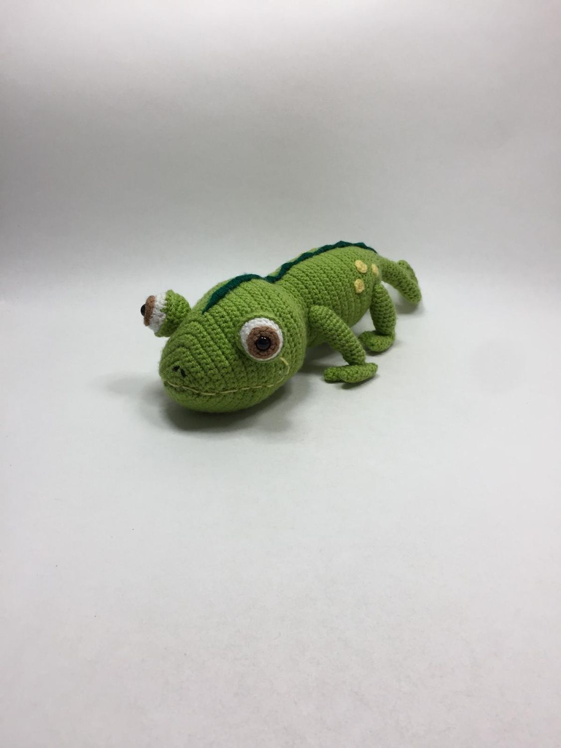 Salamander Chamäleon Eidechse Handarbeit Knuffel liegend 43 cm Unikat