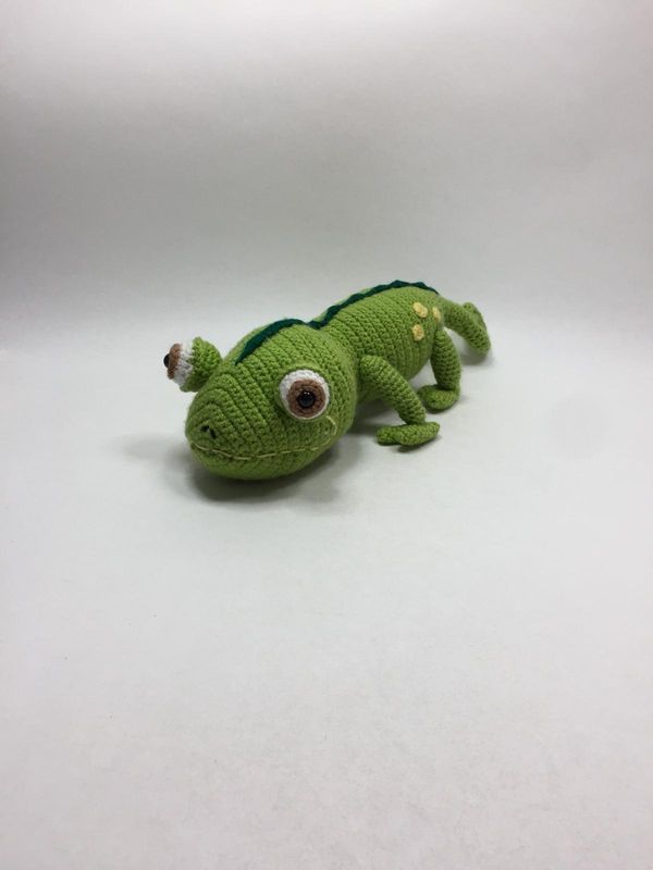 Salamander Chamäleon Eidechse Handarbeit Knuffel liegend 43 cm Unikat