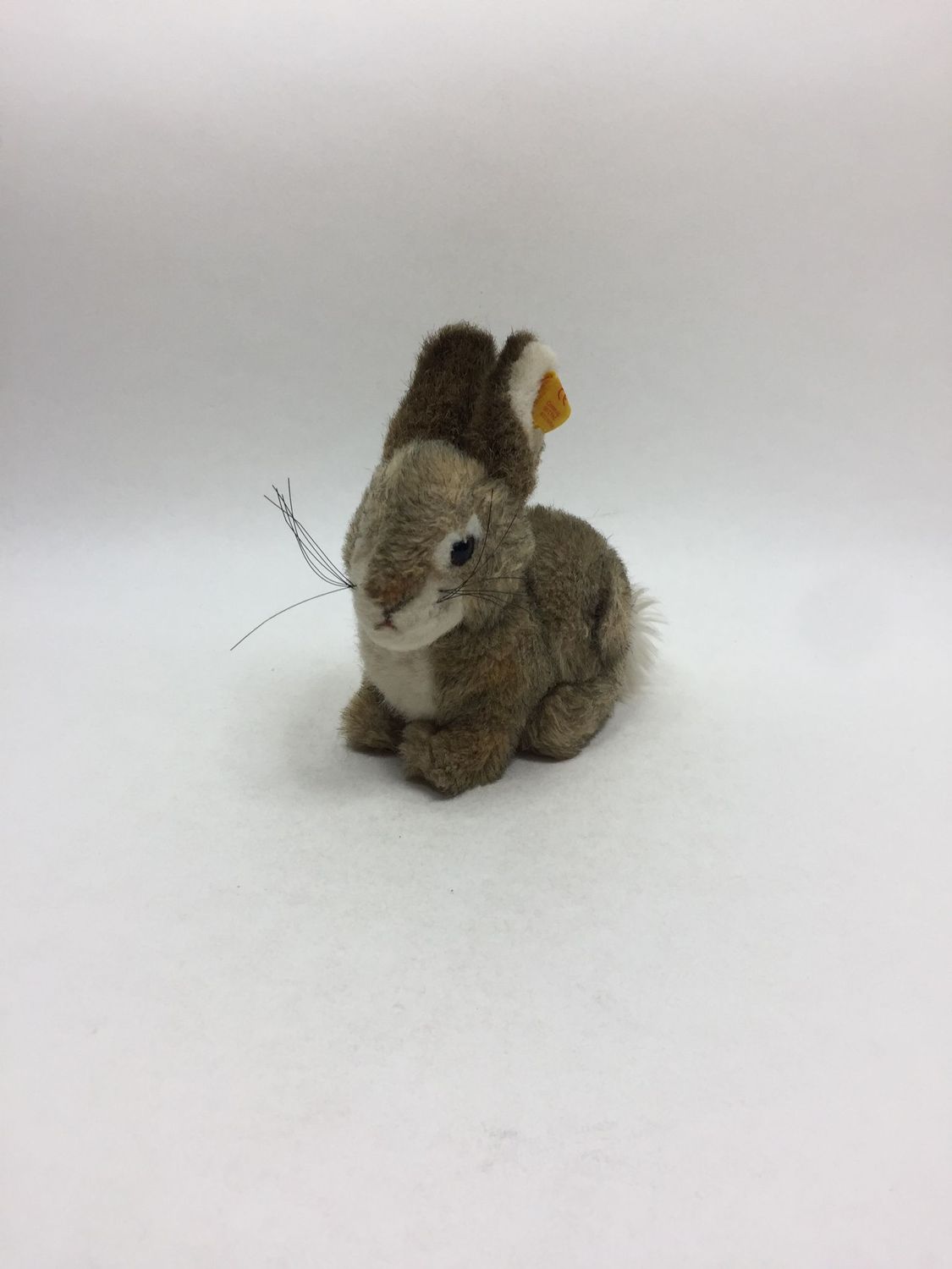 Steiff Hase Dormili 077708 mit Knopf und Fahne liegend 18 cm Sammlerstück