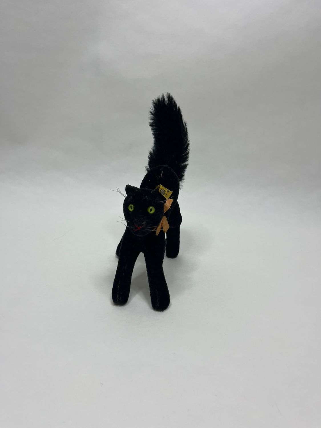 Steiff Buckelkatze Tom Cat 2860/14 mit Knopf und Fahne stehend 18 cm Mega selten Vintage