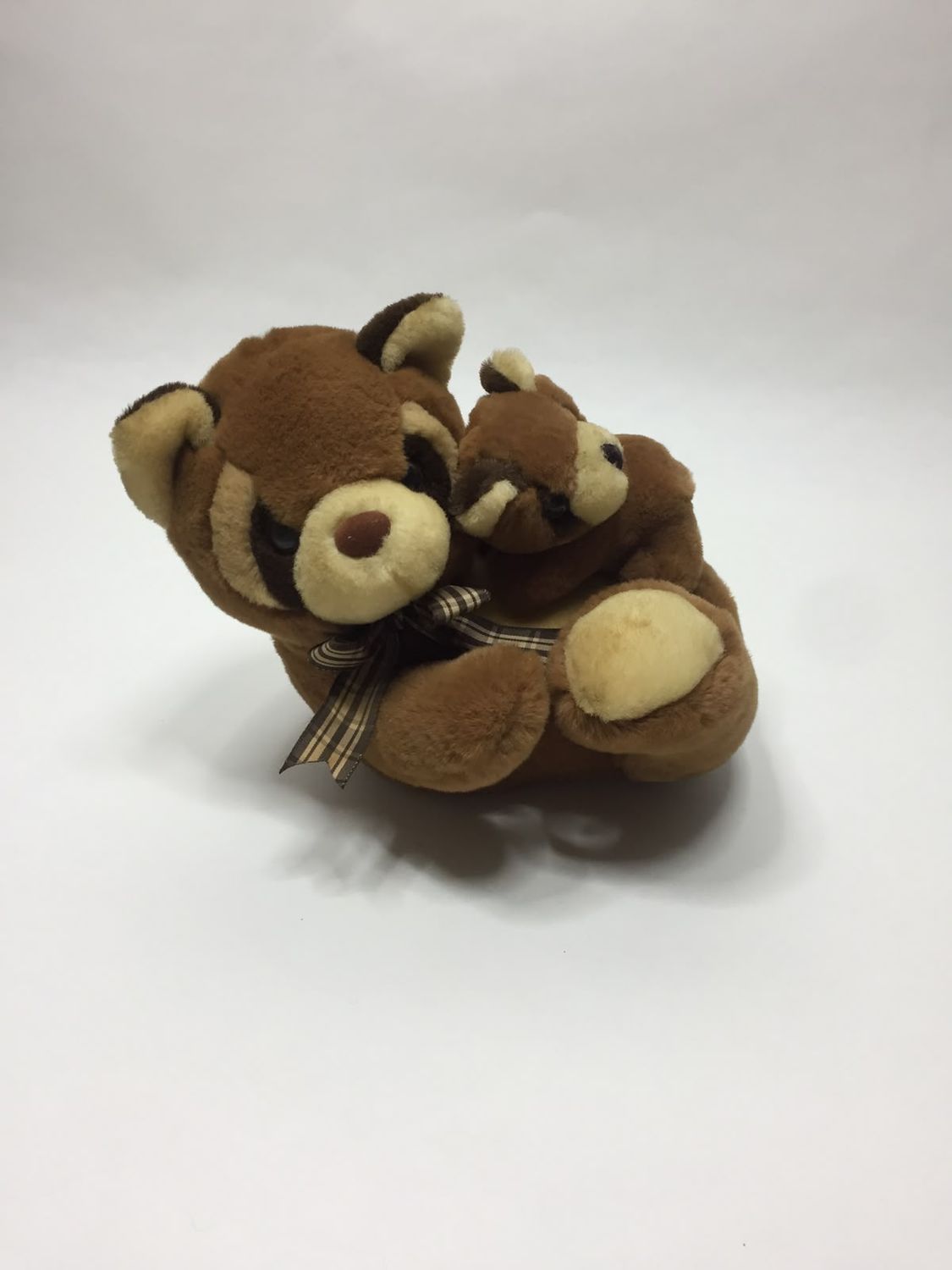Waschbär mit Baby Knuffel liegend 23 cm Sammlerstück