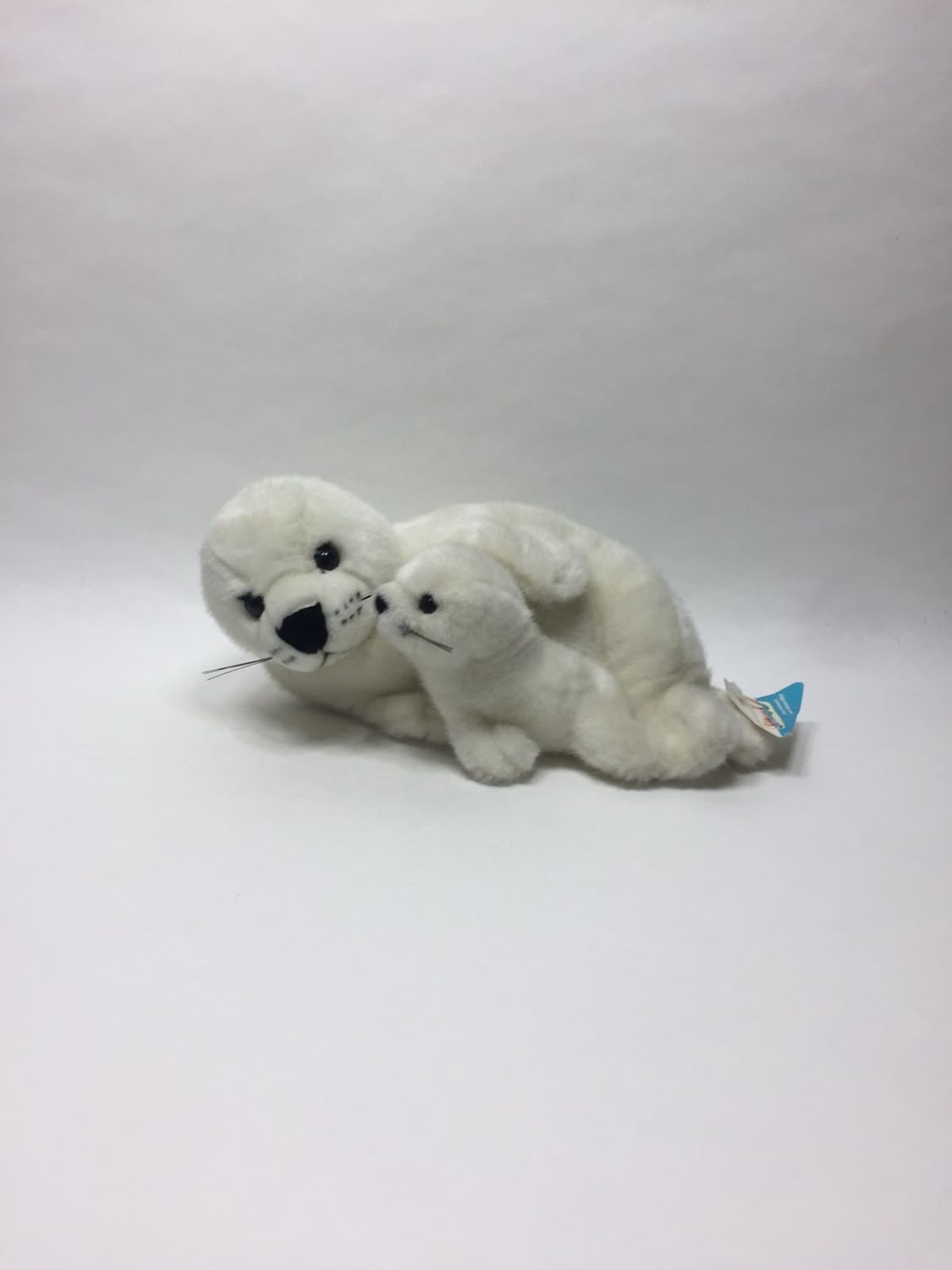 Robbe mit Baby Schmusi liegend 35 cm Neuwertig mit Etikett