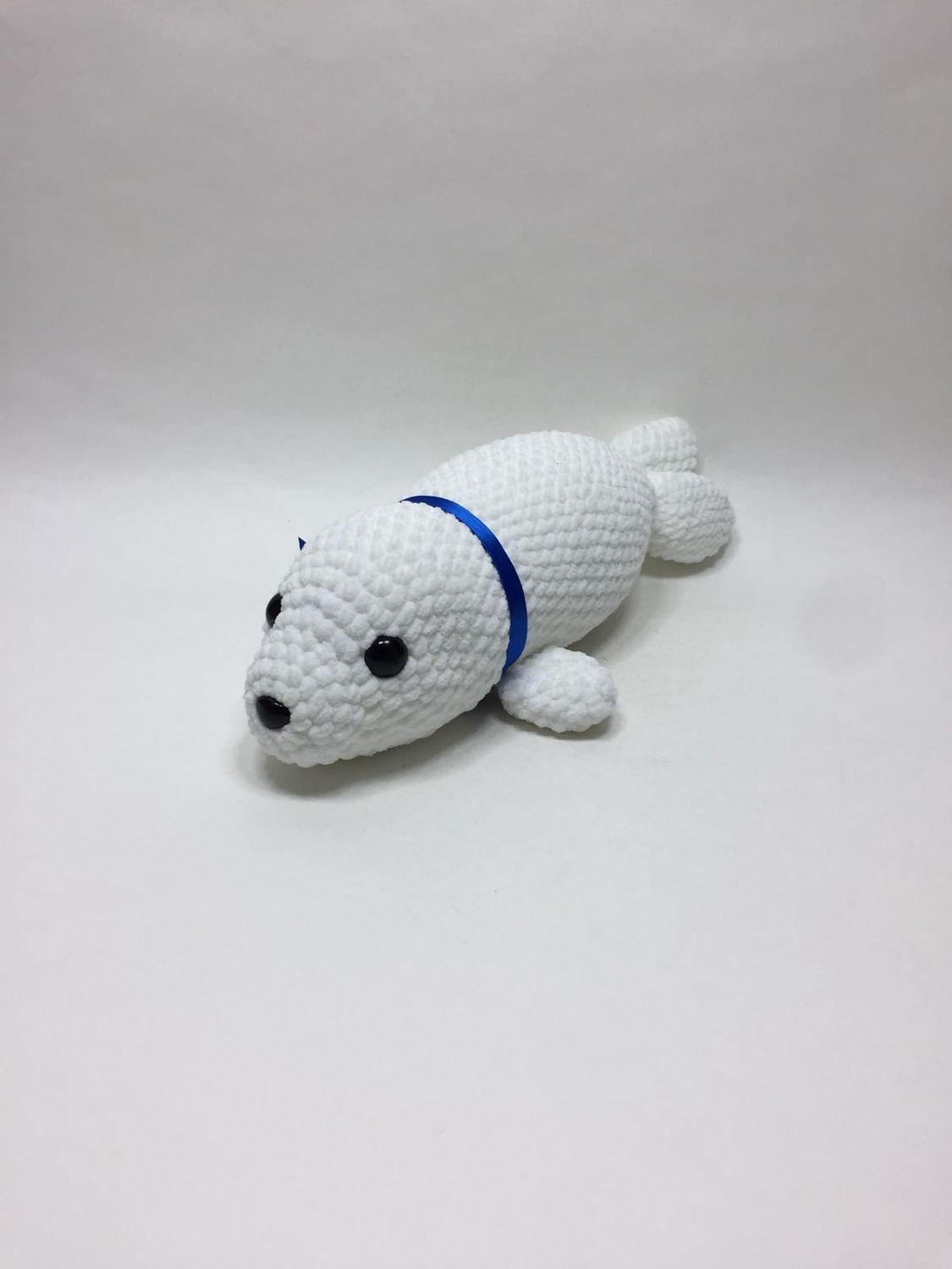 Robbe Handarbeit Knuffel liegend 43 cm Unikat