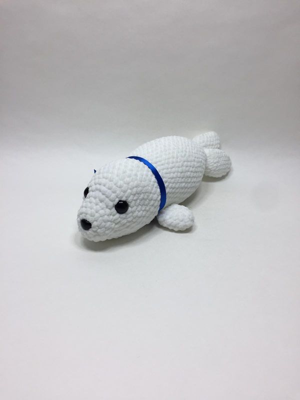 Robbe Handarbeit Knuffel liegend 43 cm Unikat Robbe Handarbeit Knuffel liegend 43 cm Unikat