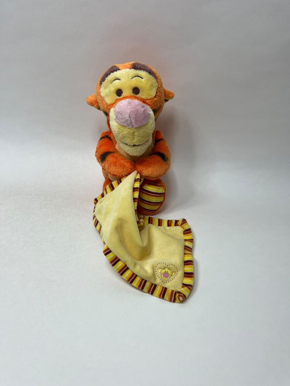 Disney Tigger mit Tuch stehend 28 cm Sammlerstück