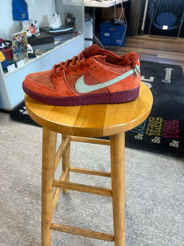 Nike sb dunks low mystic red rosewood