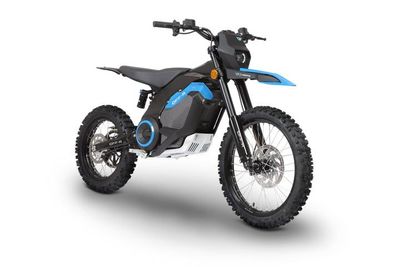 Modernes Elektro-Dirtbike in Schwarz mit markanten hellblauen Akzenten an Verkleidung und Felge, schräge Frontansicht auf wei