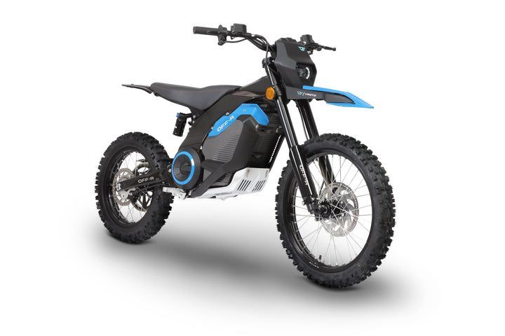 Modernes Elektro-Dirtbike in Schwarz mit markanten hellblauen Akzenten an Verkleidung und Felge, schräge Frontansicht auf wei