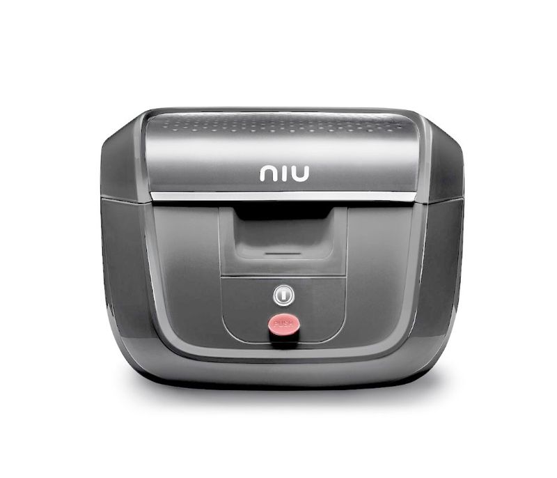 Geschlossenes NIU Topcase 29l in Silber-Metallic mit NIU-Logo und Reflektorstreifen.