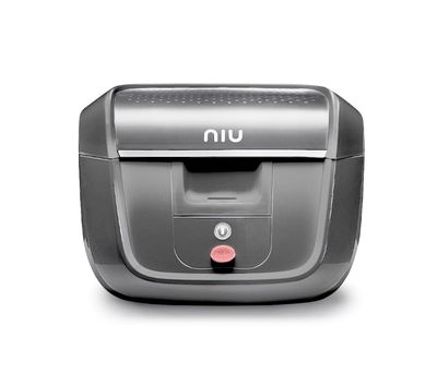 Geschlossenes NIU Topcase 29l in Silber-Metallic mit NIU-Logo und Reflektorstreifen.