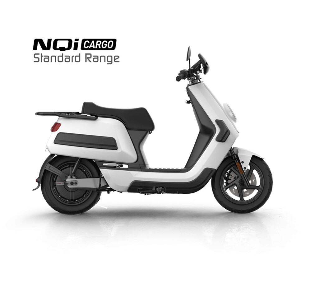 Weißer NIU NQi Cargo Elektroroller für Lieferdienste mit stabilem Heck-Gepäckträger.